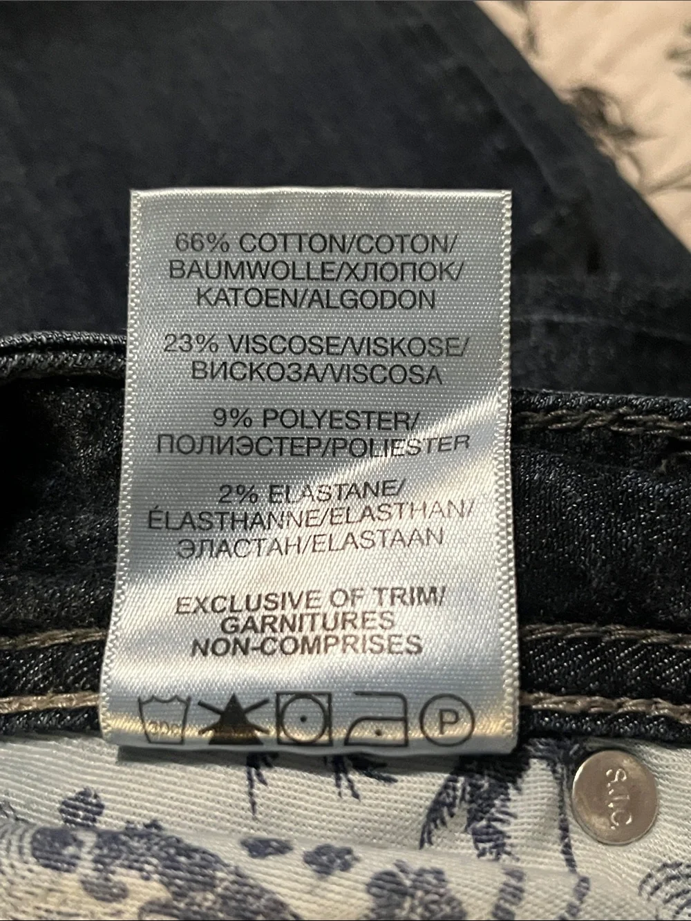 Silver Jeans Indigo Cropped Ankle Jeans with Contrast Stitching